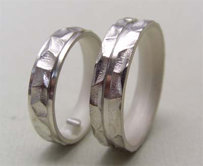 槌目　凹凸柄の結婚指輪 02