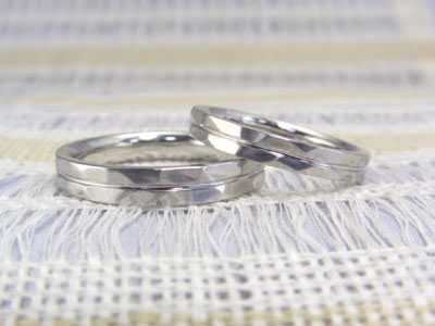 槌目風リング　結婚指輪