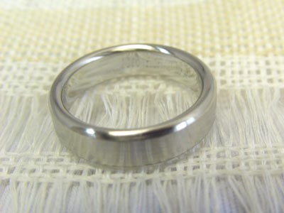 側面に丸みをつけた平打ちの結婚指輪02