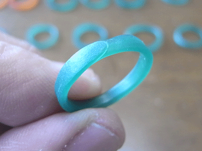 手作りの粘土風の結婚指輪