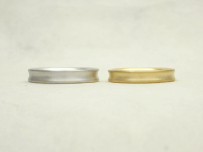 表面にくぼみ（凹み）をつけたシンプルな結婚指輪 01