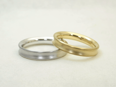 表面にくぼみ（凹み）をつけたシンプルな結婚指輪 02