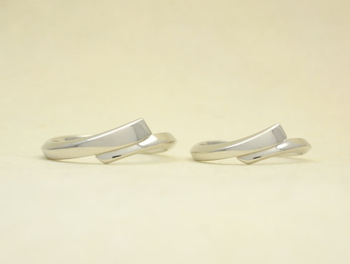 アシンメトリーデザインの結婚指輪　02