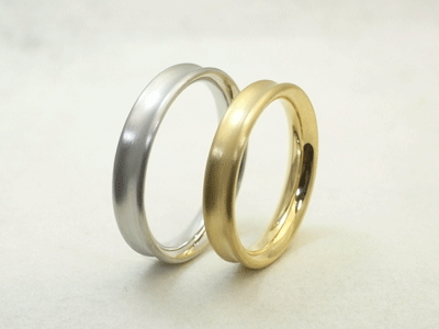 表面にくぼみ（凹み）をつけたシンプルな結婚指輪 03