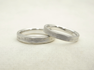 金属の質感とは違った、手作り風の陶器のような結婚指輪 02