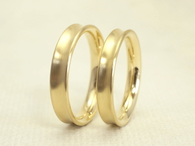 表面にくぼみ（凹み）をつけたシンプルな結婚指輪