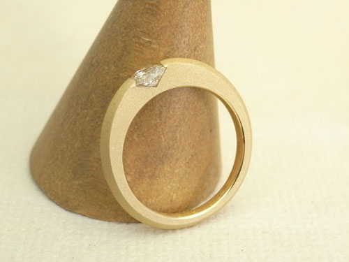サプライズでお渡しのシンプルな婚約指輪　03