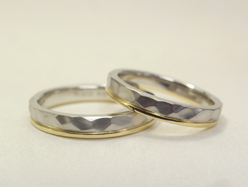 プラチナとゴールドのコンビの結婚指輪　槌目風の凹凸柄のデザイン
