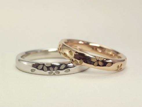 桜の結婚指輪　2本の指輪を並べると一輪の桜が現れる