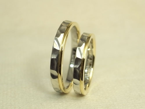 プラチナとゴールドのコンビの槌目模様の結婚指輪