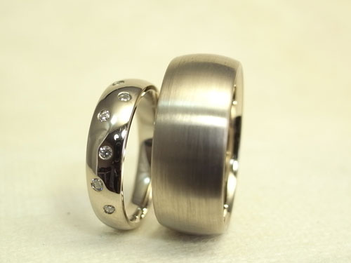 ドッツ風のダイヤ数付と幅広の結婚指輪