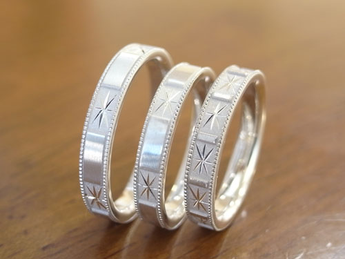 彫りの入った結婚指輪　03