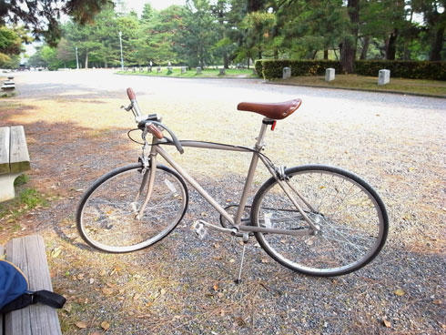 京都御所で新しい自転車を撮影