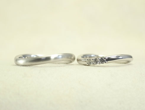 柔らかなウェーブの結婚指輪（ダイヤ3個付き）