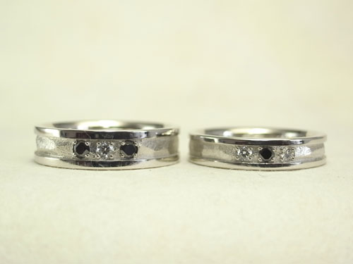 ダイヤ付きの岩肌風の結婚指輪　01