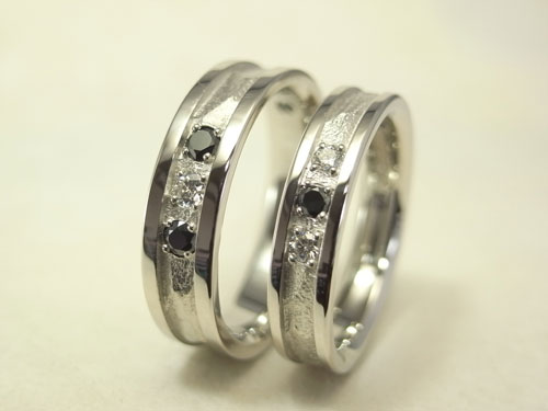 ダイヤ付きの岩肌風の結婚指輪　03