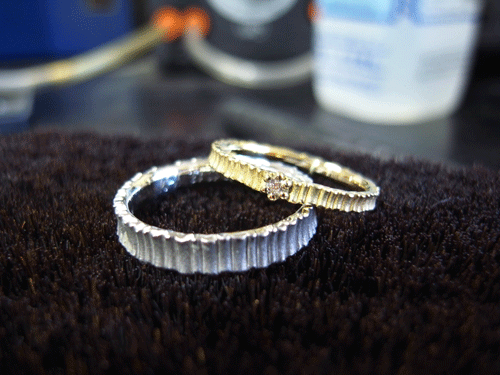 ダイヤ付き樹木柄の結婚指輪
