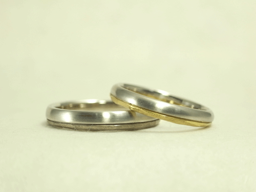 岩肌と甲丸の結婚指輪