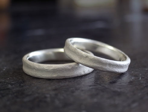 手作り風の陶器のような結婚指輪