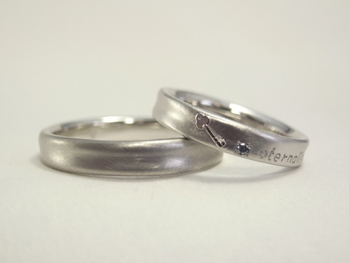 鍵の柄、メッセージが彫刻した結婚指輪　01