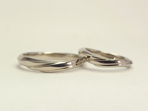 アレンジで製作したV字のシャープ感のある結婚指輪　02