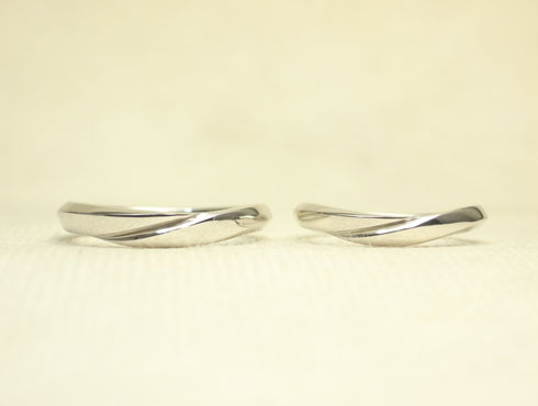 アトリエエッグのオリジナル　V字のシャープ感のある結婚指輪