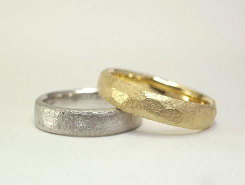 槌目模様の結婚指輪　02