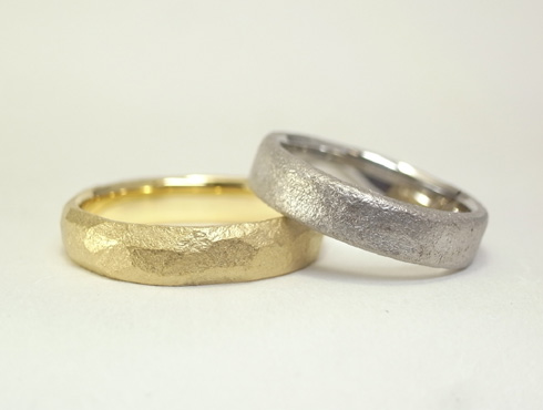 槌目模様の結婚指輪　03