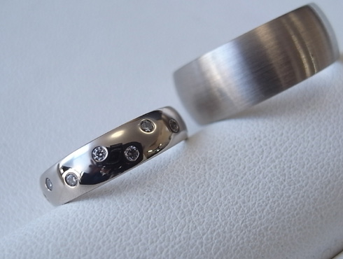 ダイヤ数付と幅の太い結婚指輪を新品加工で綺麗にする01