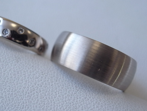 ダイヤ数付と幅の太い結婚指輪を新品加工で綺麗にする02
