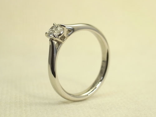 ラウンドのダイヤを留めたシンプル＆ベーシックな婚約指輪