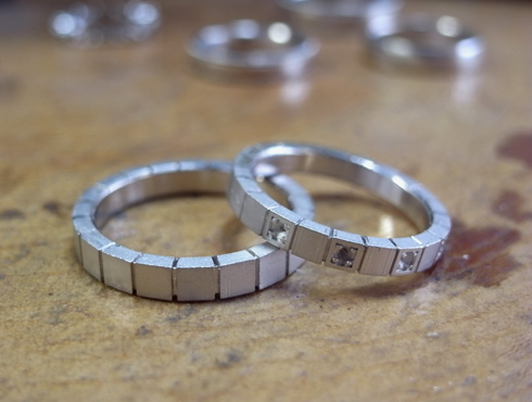 シンプルだけどシャープ感のある結婚指輪 01