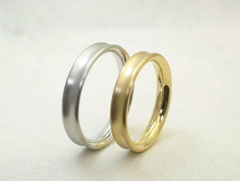 表面にくぼみ（凹み）をつけたシンプルな結婚指輪