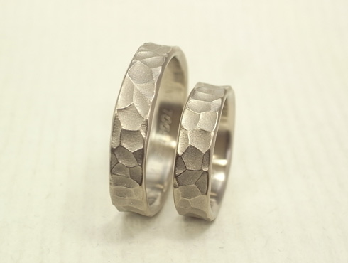 幅の太い槌目風の結婚指輪　ホワイトゴ－ルド 05