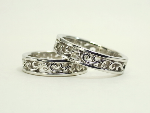 透かし模様の唐草で お二人のイニシャルを表現した結婚指輪