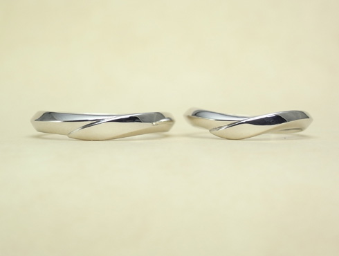 シャープ感のあるV字ラインの結婚指輪