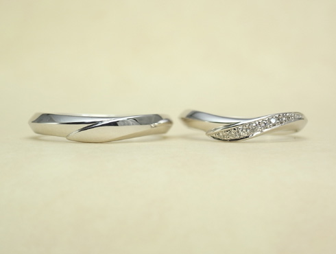 シャープ感のあるV字ラインの結婚指輪 ダイヤ付き