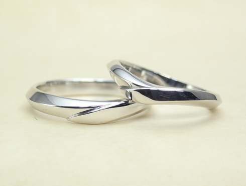 シャープ感のあるV字ラインの結婚指輪　02