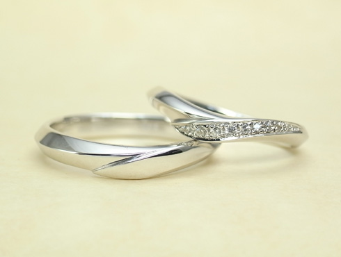 シャープ感のあるV字ラインの結婚指輪 ダイヤ付き　02