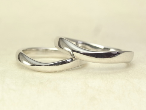 柔らか味のあるV字ラインの結婚指輪　02