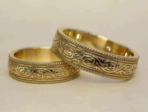 繊細な唐草模様を彫刻した18Kの結婚指輪(アンティーク調)を2本重ねて形状が1番見やすい写真