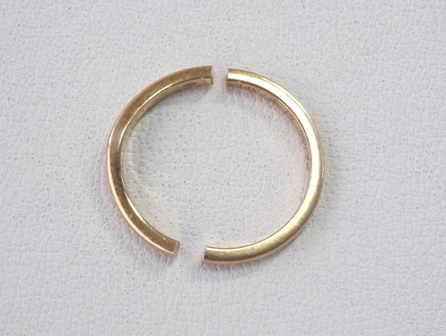 切断されたカルティエ（cartier）の結婚指輪のサイズ直しと修理　02