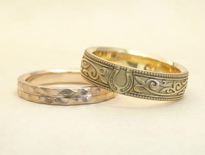 馬蹄と唐草模様の結婚指輪