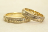 アンティーク風の唐草模様の結婚指輪（18Kゴールド）