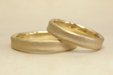 NO.232 陶磁器のような結婚指輪（馬蹄柄入り）