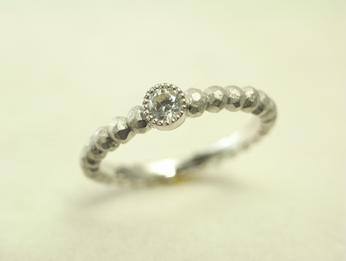 オリジナル　球体の連なった婚約指輪　（ミル打ちでダイヤを留めています）