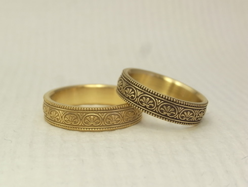 パルメット文様を彫刻したアンティーク風の結婚指輪 02