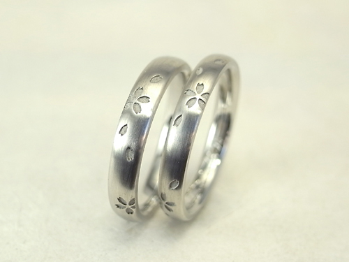 桜のモチーフ柄を彫刻した結婚指輪 02