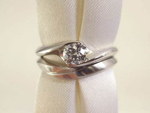 結婚指輪とセットで使用できる婚約指輪 04