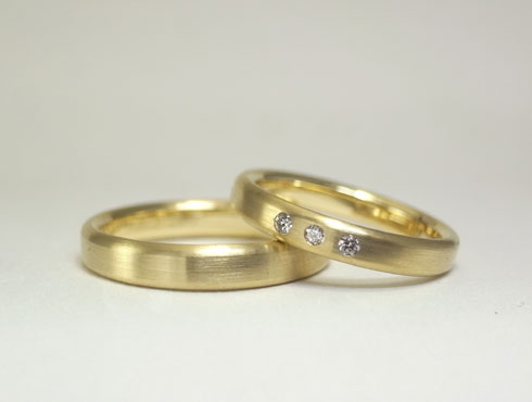 ダイヤを3個留めたシンプルな結婚指輪01